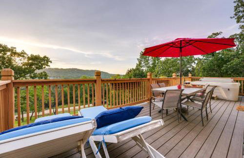 Hot Tub and Fire Pit! Lake-View Home in Blue Eye - Foto 23