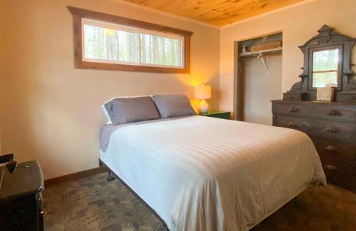 Burns Lake Cabin with Dock, Fire Pit, Rowboat and More - Foto 9