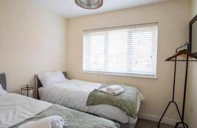 Impressive 4 Bed House Sleeps 8 - Private Parking Fast Wi-Fi Netflix & Foosball, Business Insurance and Leisure Travellers Welcome - Foto 3