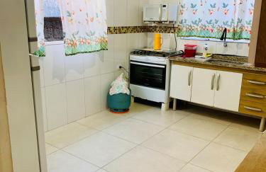 Casa ampla com ar condicionado e quintal para pets - Foto 8