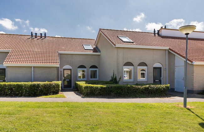 Restyled Bungalow With 2 Bathrooms, Near the Beach - Photo 29