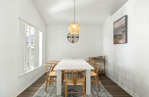 Luxury 4-Bedroom Home with Private Pool, Jacuzzi, AC, Wi-Fi, Cable TV, 5 Minutes from Disney - Foto 3