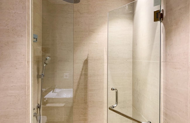 Warm And Modern Look Studio Room At Gold Coast Apartment - Foto 13