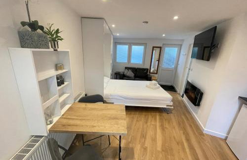 Self-contained studio with folding down Bed - Foto 10