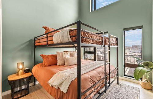 Penthouse Luxury with Pool Patio and City View plus Walk to Broadway - Foto 10