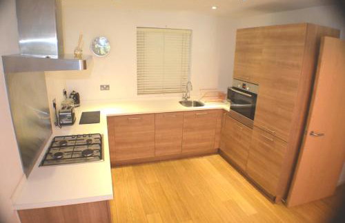 360 Serviced Accommodations - Brentwood 2 Bedroom Executive Apartment with Secure Parking - Foto 5