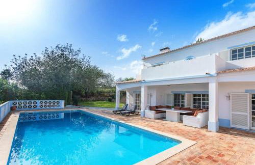 Spacious Villa Swimming Pool by HostWise - Foto 10