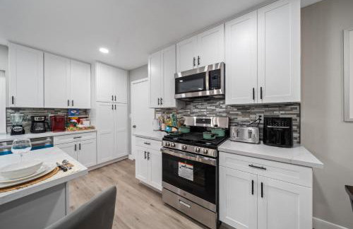 Entire Private Home with 3 Bedrooms 2 Bathrooms, Hot Tub, Garage, King Bed, Available Now - Foto 12