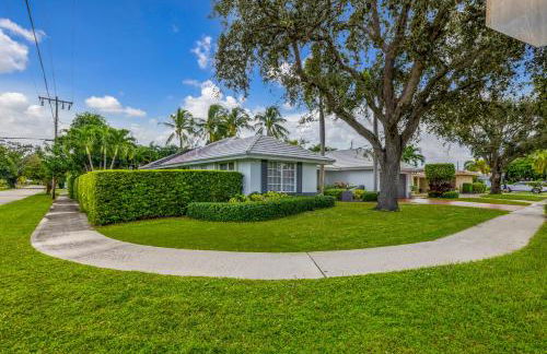 Tropical Villa Retreat with Private Pool & Peaceful Backyard - Stylish Escape in a Tranquil Residential Area - Foto 58