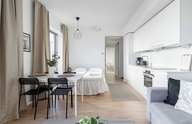 New 1BR Home with Balcony next to Railway Station - Foto 9