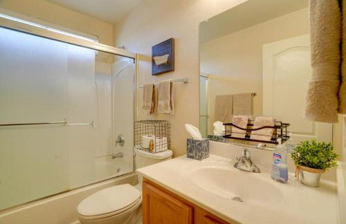 1 Mi to Surprise Stadium! Home with Patio and Hot Tub - Foto 21