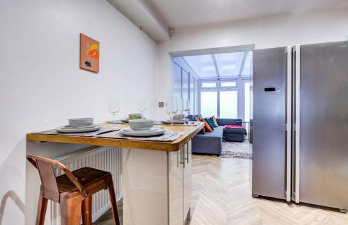 Monthly Stays - Contractors, Family, Free Parking - Photo 9