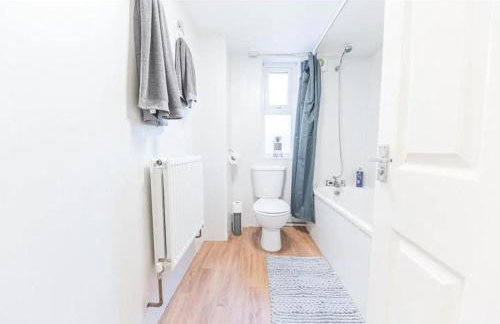 Cozy & Modern Accommodation in Barrow-in-Furness - Photo 6