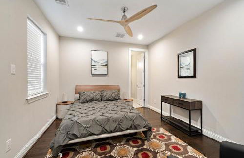 Modern Loft Unit with Patio at the Galleria - Foto 25