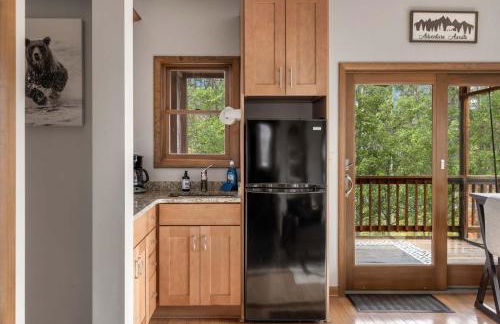 Two Cabins Retreat in Woods Resort - Dog-Friendly - Foto 17