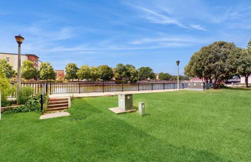 Steps to Dtwn and Rock River! Couples Retreat - Foto 5