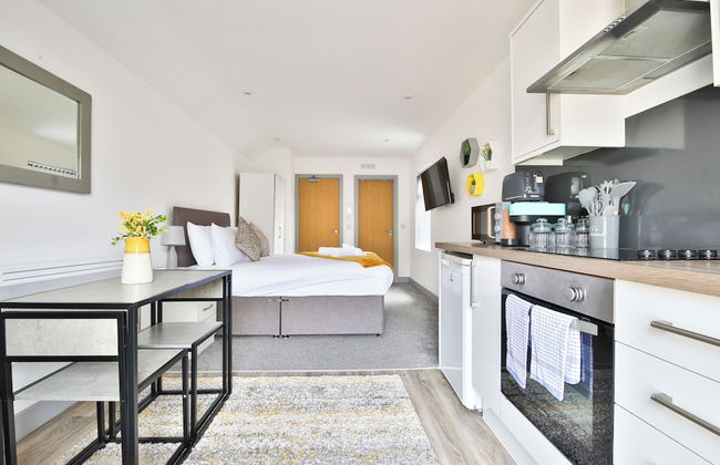 Stunning Studio In Converted Building - Photo 10