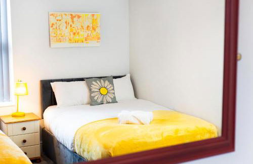 4 Bedrooms Spacious House With 2 Bathrooms Free Parking - sleeps up to 10 guests - Foto 32