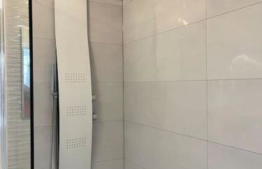 Luxurious Detached Holiday House Free Parking near Airport Town Centre Railway Station - Foto 49