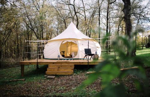 Beautifully Furnished Bell Tent Rental for a Vacation in Elgin, Texas - Foto 1