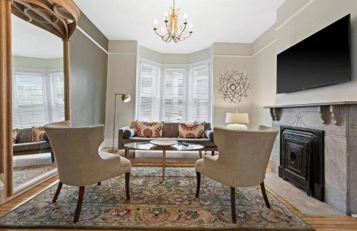 4 Bedroom 3 Story Townhouse with Free Parking - Foto 1