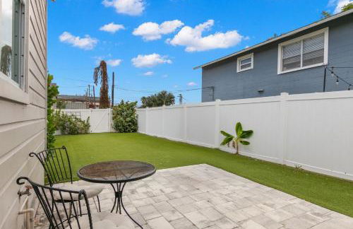 NEW SoHo Sanctuary - Gorgeous Apartment Steps to S Howard Ave with Fenced Yard - Foto 19