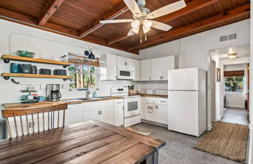 Shoreline Serenity- The Golden Goat on the Bay - Foto 3