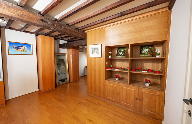 Unique Apartment In Historic Mansion - Photo 16