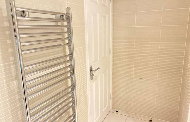 4-bed House With Private Garden in Barnsley! - Photo 25