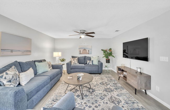 Serenity Retreat: Charming Home Near Attractions! 3 Bedroom Home by RedAwning - Foto 1