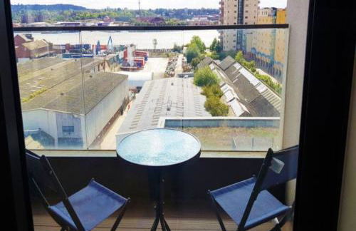 Spacious 2BR 2BA Apartment with Balcony & Free Parking - Near ExCeL & City Airport - Foto 16