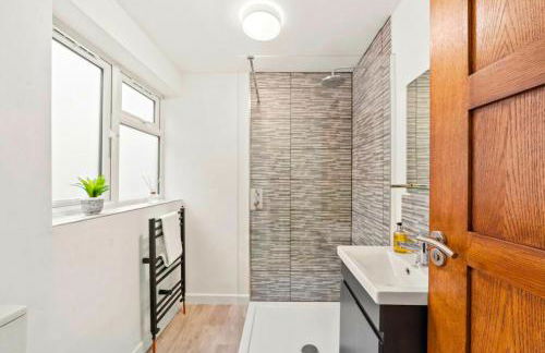 Aisiki Apartments at Barnet, Ground Floor, 2-Bedroom & 1-Bathroom, Pet Friendly Flat, Double Beds with Free Wi-Fi - Foto 32