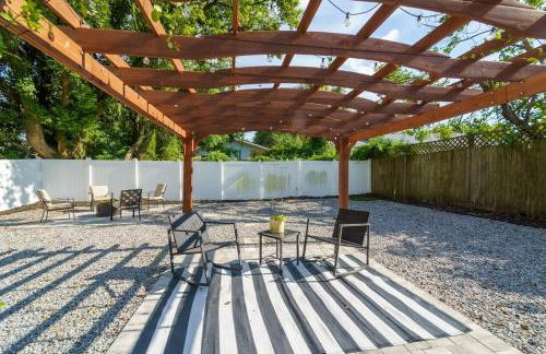 Cozy bungalow with Luxe Yard, Firepit, Pergola Area - Foto 9