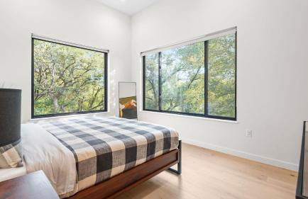 Modern Oasis w Pool Hot Tub Rooftop Deck Home Theater Mariposa Retreat by AvantStay - Foto 17