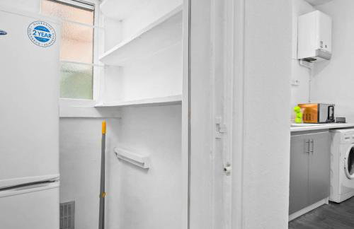 Stylish 3 Bed House - Garden - Parking - Netflix 181TA - Photo 12