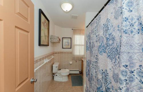 The Gem-3 Bedrooms! King, Full & Twin Beds, Sauna with Free Parking plus more - Foto 21