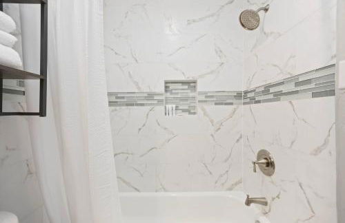 Steps from the Best of the Heights-Modern Comfort! - Foto 6