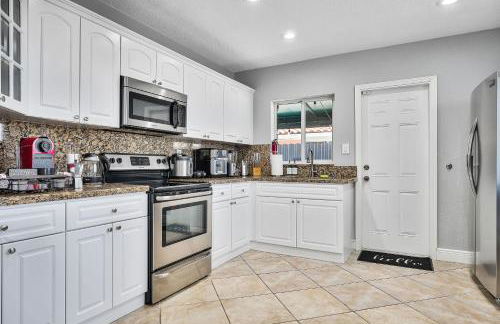 Vacay Spot Happy Escape 15 Min Beach Massage Shower Prime LOC! 6 blocks away from Bars, Nite Clubs, Res, Shops - Photo 7