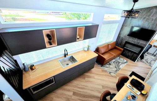 Designer Modern Tiny Home w All of The Amenities - Foto 15