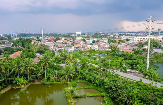 Comfortable Studio Room near Airport at Skylounge Tamansari Apartment - Foto 18