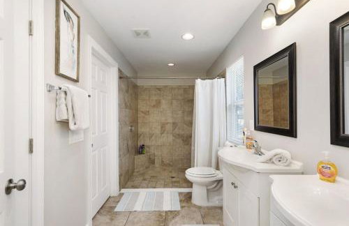 Cheerful residential home with boat launch access - Foto 18