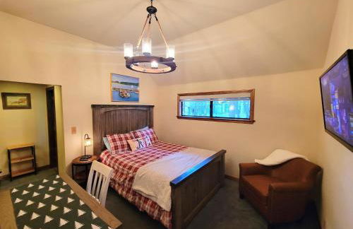 Four Seasons Getaway-Private Hot Spa with Pine Tree Views-Walk to Village and Pineknot Trailhead-Plus King Bed! - Photo 32