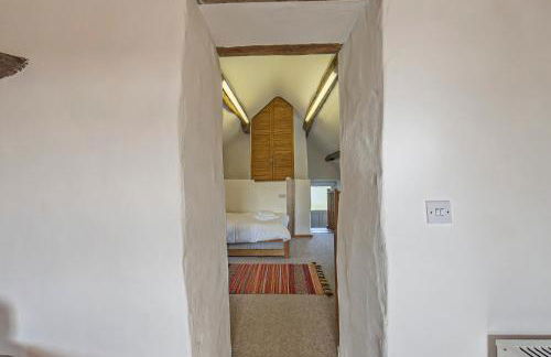 Beautiful 16th Century Ty Cerrig Cottage, set in stunning grounds with great views - Photo 16