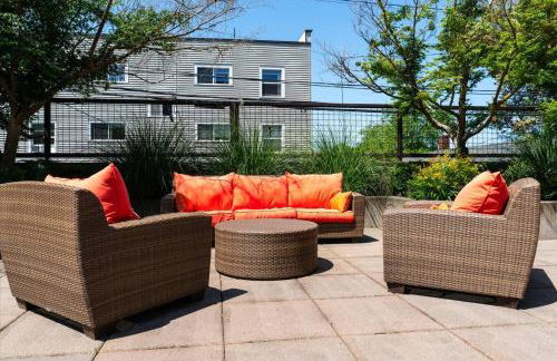 Chic 2BR • King Beds • Huge Patio • 95 Walk Score! - Foto 53