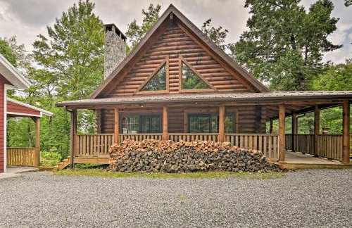 Family Friendly! Linville Cabin with Wraparound Deck - Foto 3