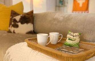 Longhorn Home with King Bed & Rain Showers Walk to DT Activities, Lake & Eateries - Foto 1