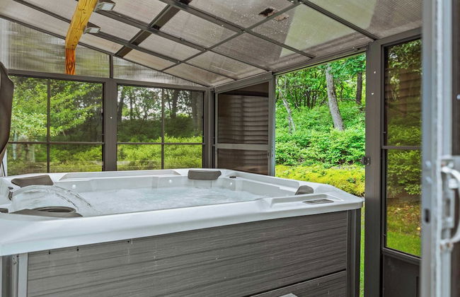 Inn the Poconos by Avantstay Private Lake Access Enclosed Hot Tub - Photo 2