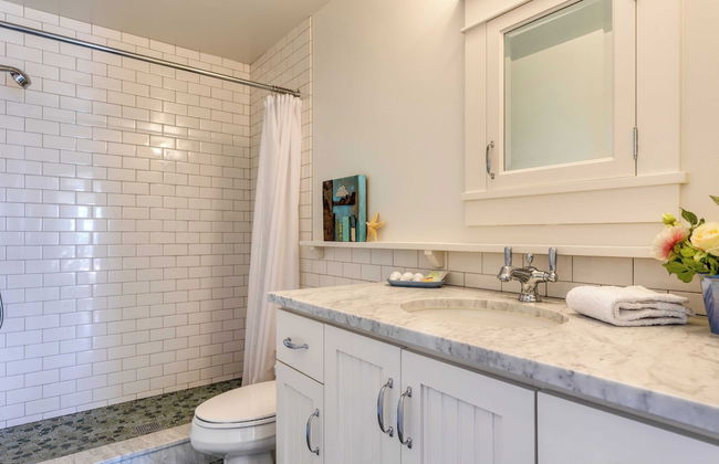 Waterfront 4bdr w/ Deck, Stunning Views, Fire Pit Cedar Street by Avantstay - Foto 22