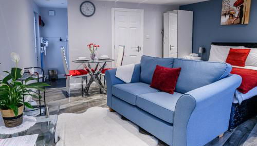 Modern and Stylish 1-Bedroom Guesthouse near M6 J10 Perfect for Business Stays & Couples Free Parking & Wi-Fi - Foto 2
