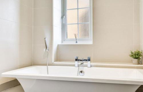 Cozy Riverside Cottage in Hertford Town with Parking - Foto 21